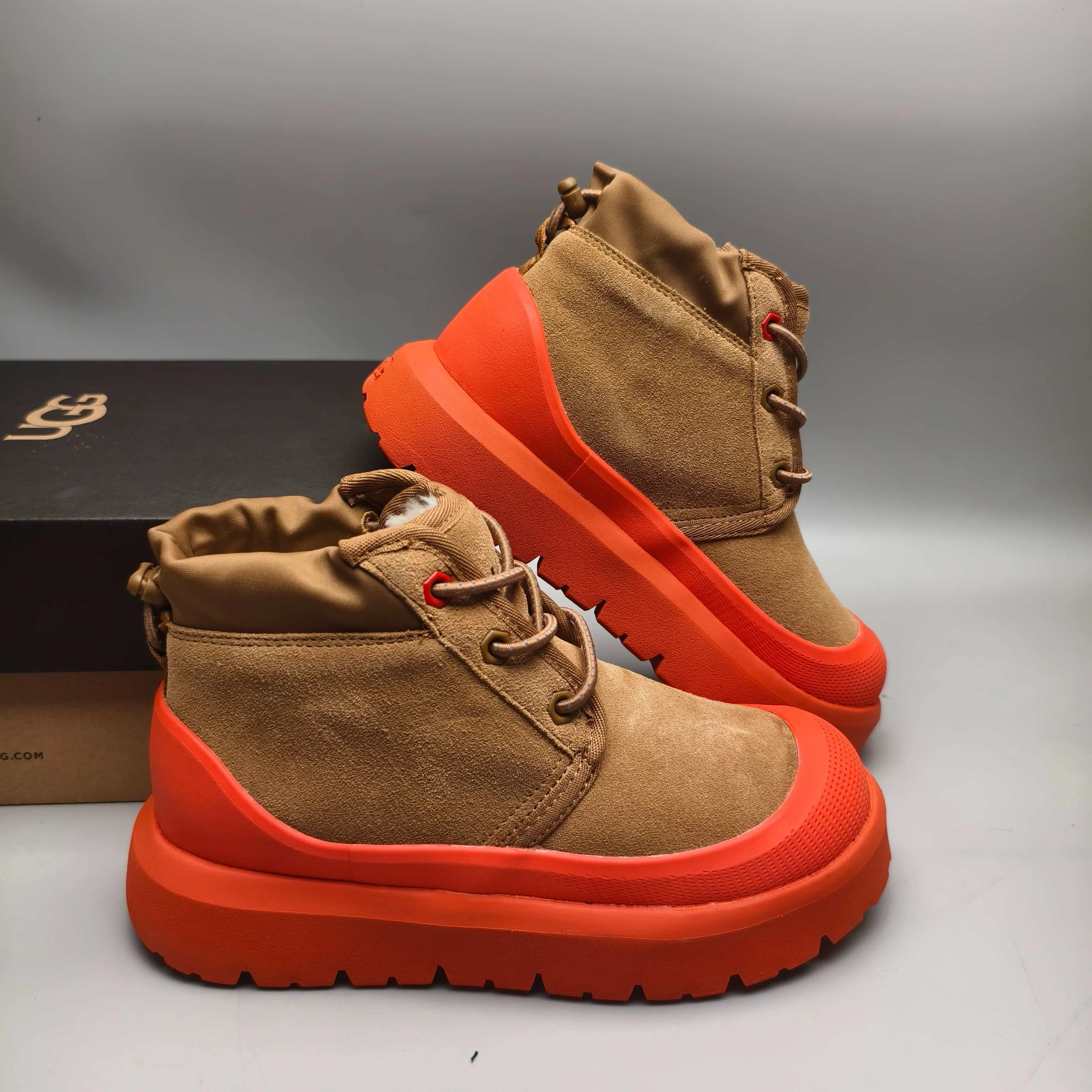 Couple model👫 💰560 UGG 3991 Tasman Weather Hybrid snow boots👢 Wang Yibo's same 👏 classic Tasman shoe model is added with a large orange sole, functional color contrast design, environmentally friendly waterproof and snowproof material, which is both fashionable and functional. At the same time, it is paired with the new UGG Keen furry color-blocking jacket. Bright orange and maroon collide to create a new light outdoor style and open up a new travel experience in early autumn! Using the best materials, the 17mm fur integrated surface is warmer and breathable, and the outsole is upgraded to a lightweight and wear-resistant light wing technology outsole!  Color: Black White Red Blue Light Gray Dark Gray Military Green Yellow Size: 35-46